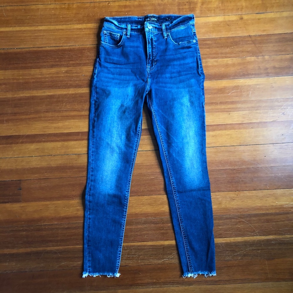 Lucky Brand Frayed Bottom Jeans | Size 6/28